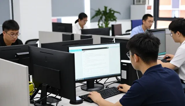浙江能工巧匠信息技术有限公司服务信息系统集成客户，提供CRM客户关系管理系统支持